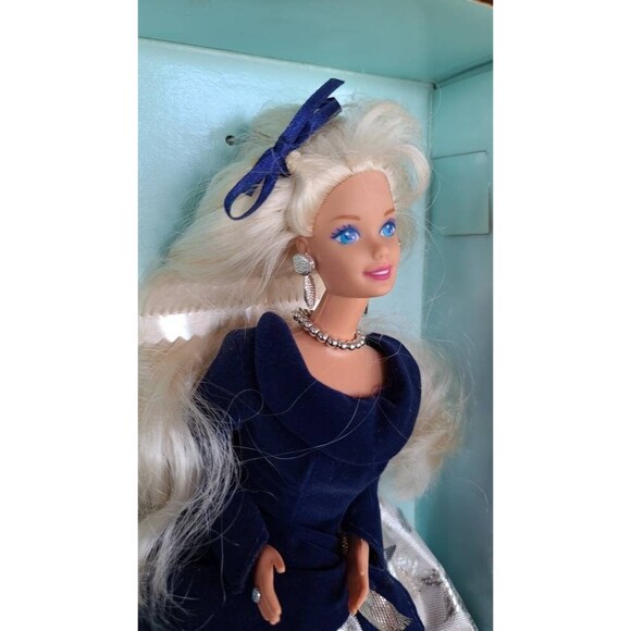 Avon Winter Velvet Barbie - Picture 9 of 10